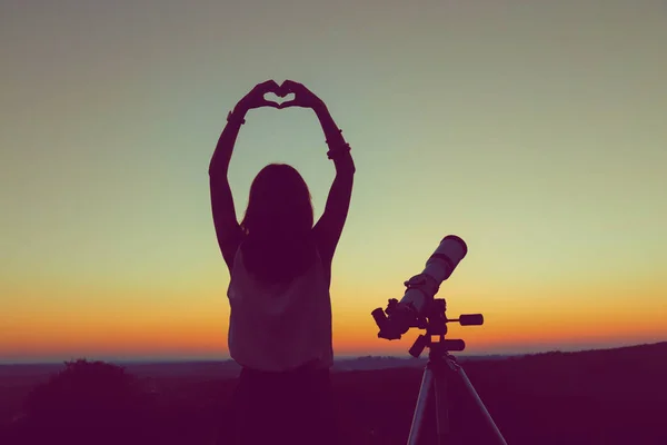 Chica Usando Telescopio Noche —  Fotos de Stock