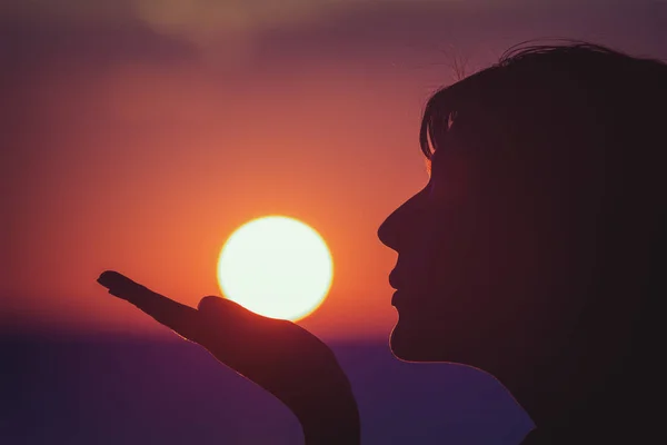 Mujer Joven Disfrutando Hermosa Puesta Sol Playa — Foto de Stock