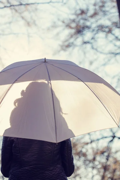 Mulher Vista Para Trás Com Guarda Chuva Branco Floresta — Fotografia de Stock