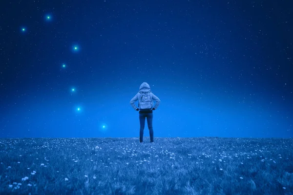 Mädchen Beobachtet Den Himmel Der Nacht — Stockfoto