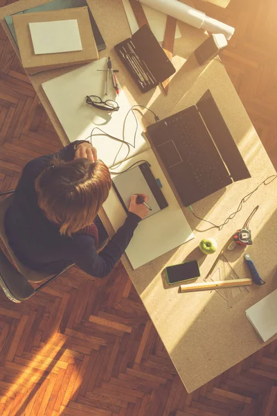 Ofiste çalışan genç bir kadın.