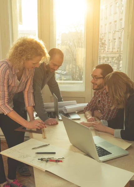 Genç grup insan iş planları birlikte toplantı tartışıyor