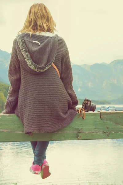 Sevimli genç kadın, fotoğraf makinesi açık havada