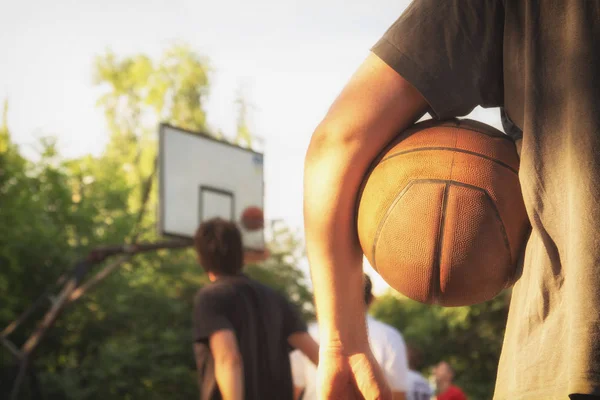 Balón Baloncesto Jugador Con Zona Juegos Deportes Borrosa — Foto de Stock