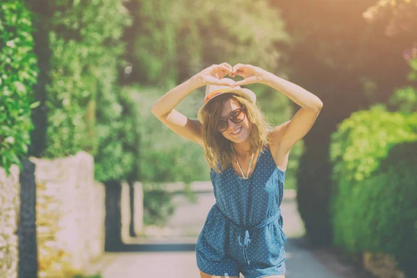 Schattig Vrouwelijk Gevoel Gelukkig Straat Maken Van Een Hart Met — Stockfoto