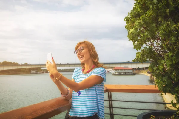 Vrouw Nemen Van Selfie Smartphone Bij Embankment Zonnige Dag — Stockfoto