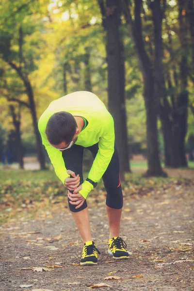 Genç adam koşu kadeh 