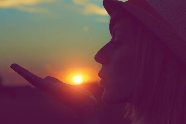 Kobieta Kapeluszu Wysyłanie Pocałunek Powietrza Zachodzie Słońca Tle Nieba — Zdjęcie stockowe