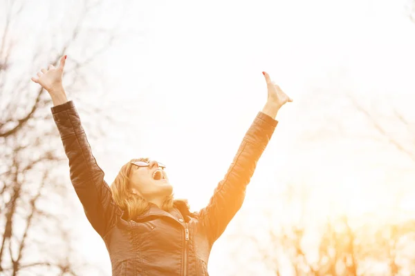 Happy Woman Eyeglasses Screaming While Standing Arms Outstretched Forest Sunrise — Stock Photo, Image