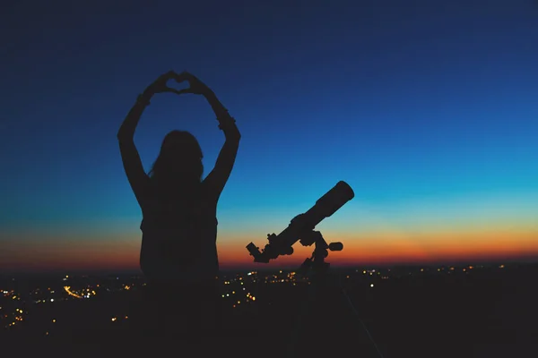 Chica Usando Telescopio Noche —  Fotos de Stock