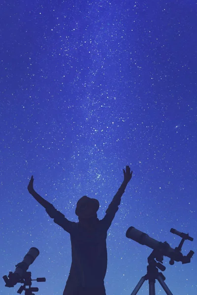 Tânăr Care Folosește Telescop Noaptea — Fotografie, imagine de stoc