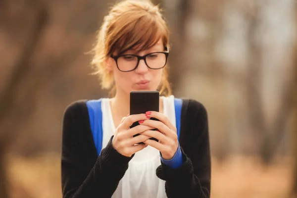 Mujer Pelirroja Usando Teléfono Inteligente Mientras Está Pie Parque — Foto de Stock