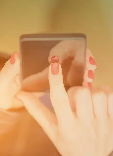 Γυναικεία Χέρια Χρησιμοποιώντας Smartphone Γκρο Πλαν — Φωτογραφία Αρχείου
