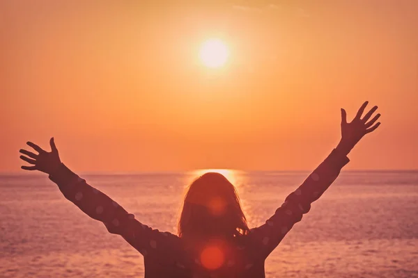 Young Woman Enjoying Beautiful Sunset Beach — Stock Photo, Image