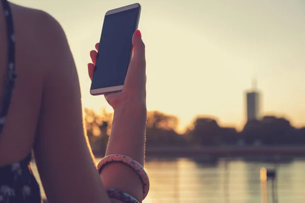 Mujer Usando Teléfono Inteligente Terraplén Con Paisaje Urbano Fondo — Foto de Stock