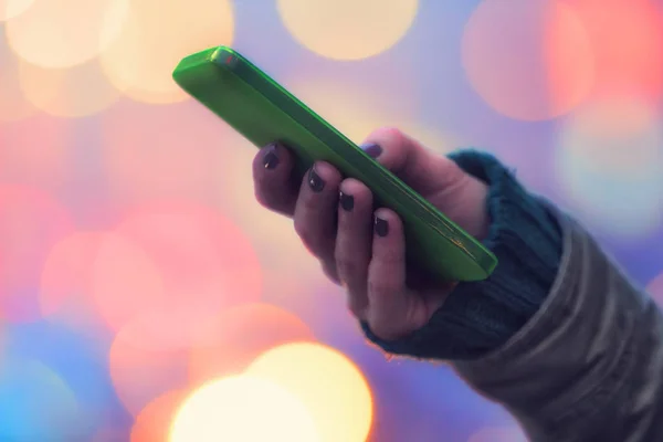 Γυναικείο Χέρι Μωβ Μανικιούρ Πληκτρολόγηση Smartphone Πράσινο Γκρο Πλαν — Φωτογραφία Αρχείου