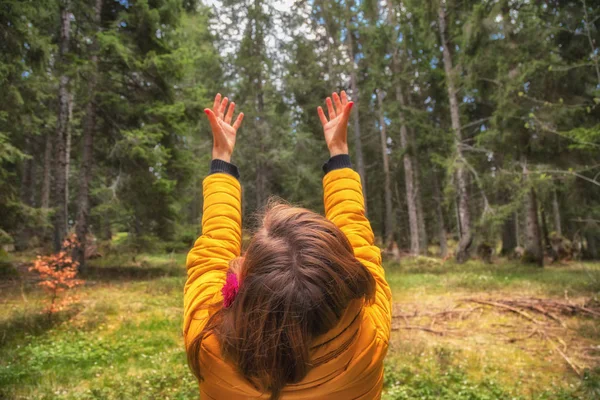 Doğanın keyfini ve ücretsiz duygu genç kadın.