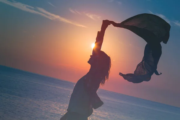 Νεαρή Γυναίκα Απολαμβάνοντας Ηλιοβασίλεμα Στην Παραλία — Φωτογραφία Αρχείου