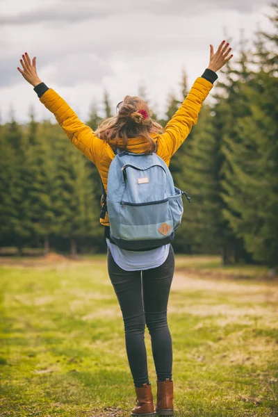 Doğanın keyfini ve ücretsiz duygu genç kadın.