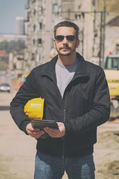 Capataz Masculino Que Sostiene Casco Seguridad Tableta Pie Sitio Construcción — Foto de Stock