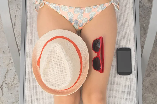 Žena Leží Lehátko Smartphone Sluneční Brýle Kloboukem Letní Koncepce — Stock fotografie