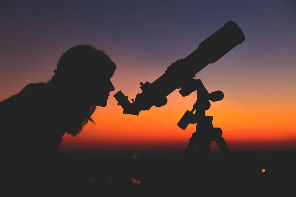 晚上用望远镜的女孩 — 图库照片