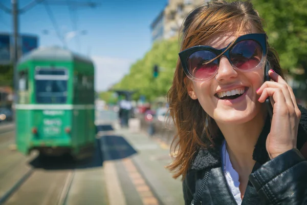 kadın güneş gözlüğü duran tramvay istasyonu Smartphone cep telefonu ile konuşmak