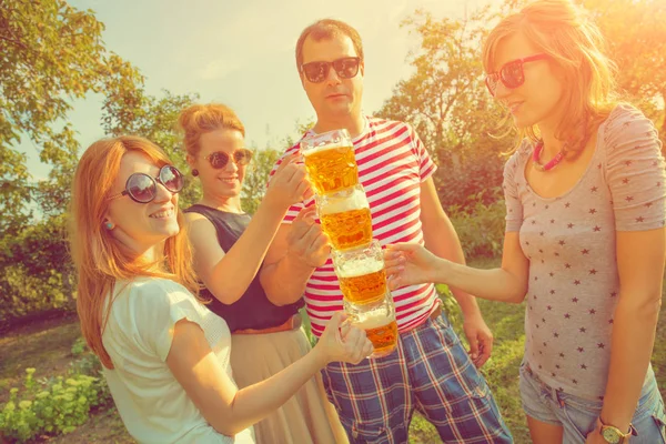 Arkadaşlar açık havada bira ile zevk