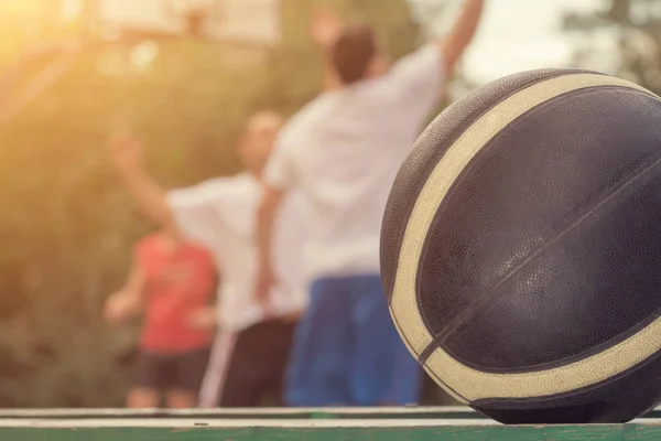 Basketballball Mit Defokussierten Spielern Hintergrund — Stockfoto