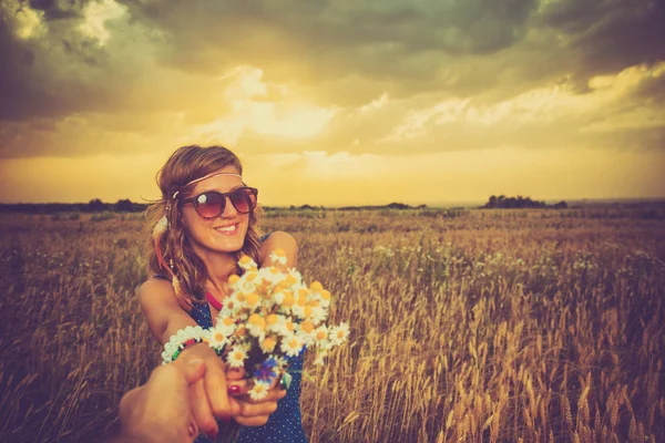 gün batımında çayırda tadını çıkarırken erkek el tutan kadın 