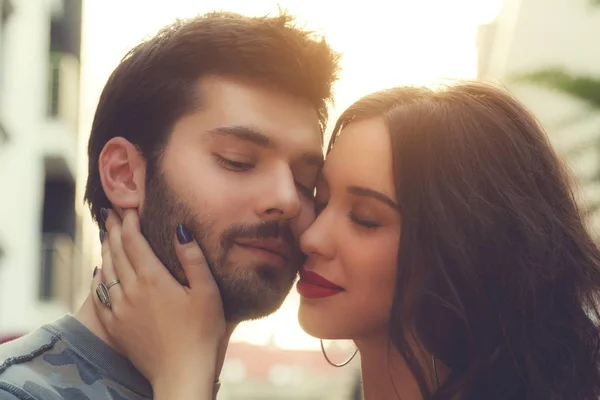 Pareja Disfrutando Aire Libre Entorno Urbano — Foto de Stock