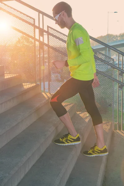 Genç adam koşu kadeh 