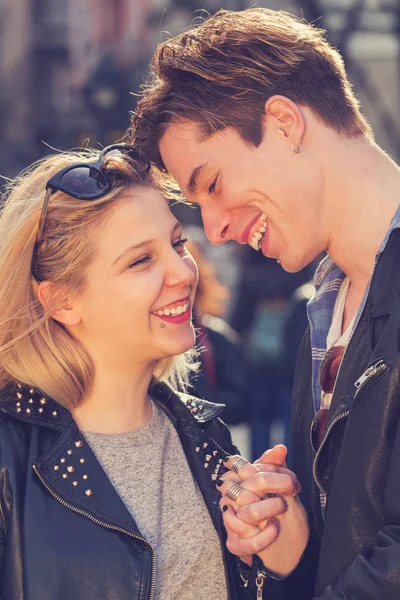 Gelukkige Jonge Paar Verliefd Lachen Kijken Elkaar Straat — Stockfoto