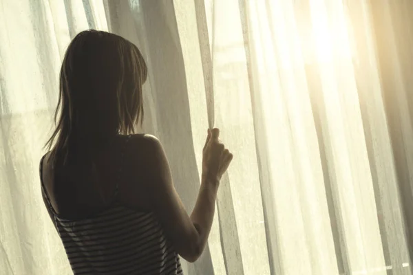 Silhouet Van Een Meisje Tijdens Het Wakker Worden Kamer — Stockfoto