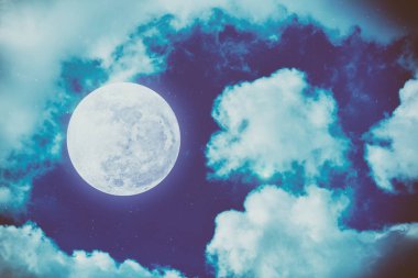 kabarık bulutlar, boşluk kavramı ile gece gökyüzünde parlayan yıldız parlak ay 