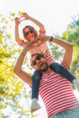 Baba ve kız parkta zevk.