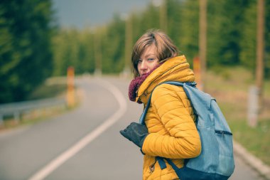 Boş yolda yürüyen kız