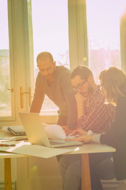 Genç grup insan iş planları tartışıyor.