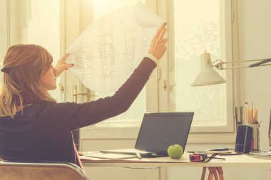 Ofiste çalışan genç bir kadın.