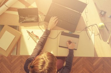 Ofiste çalışan genç bir kadın.