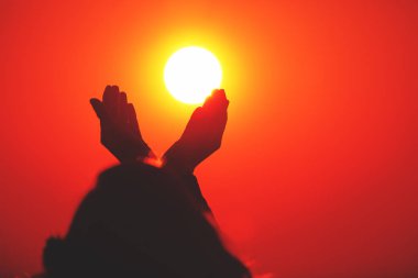 kadın günbatımı gökyüzü arka plan üzerinde ellerini kaldırdı 