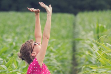 gökyüzü Mısır alanında personel yetiştirme ile güneş gözlüklü kadın yan görünüm 