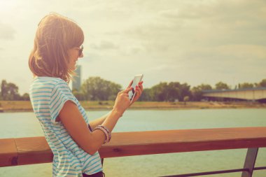 tipik haber Smartphone cep telefonu ile duran seafront adlı kadın 