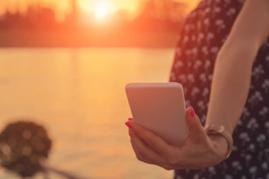 Smartphone dolgu akşamları kullanan kadın 