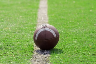 Amerikan futbolu topu sahada 