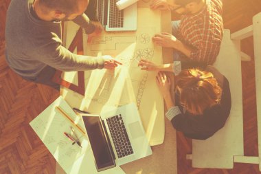 Genç grup insan iş planları tartışıyor.