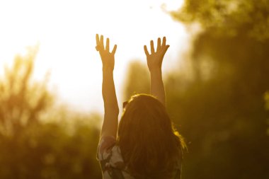 kadın sonbahar orman havada ellerini kaldırdı 