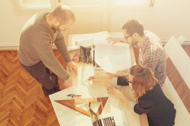 Genç grup insan iş planları tartışıyor.