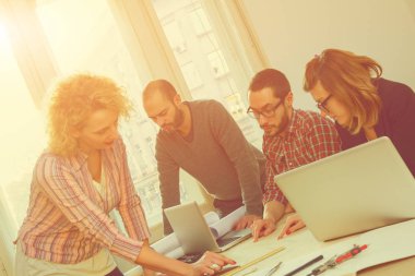 Genç grup insan iş planları birlikte toplantı tartışıyor