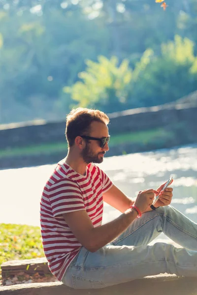 Junger Mann Nutzt Smartphone — Stockfoto